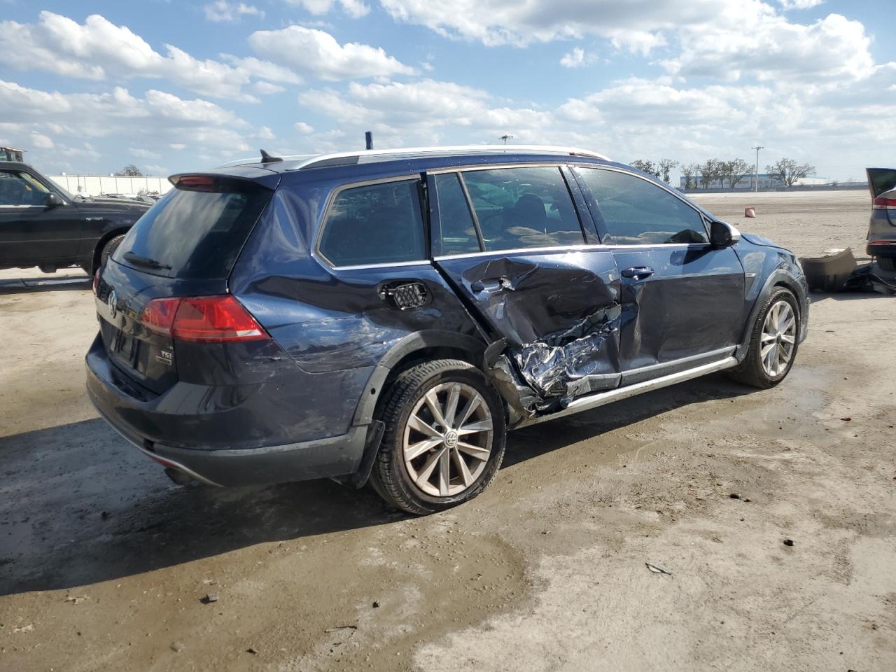 2017 Volkswagen Golf - Image 3