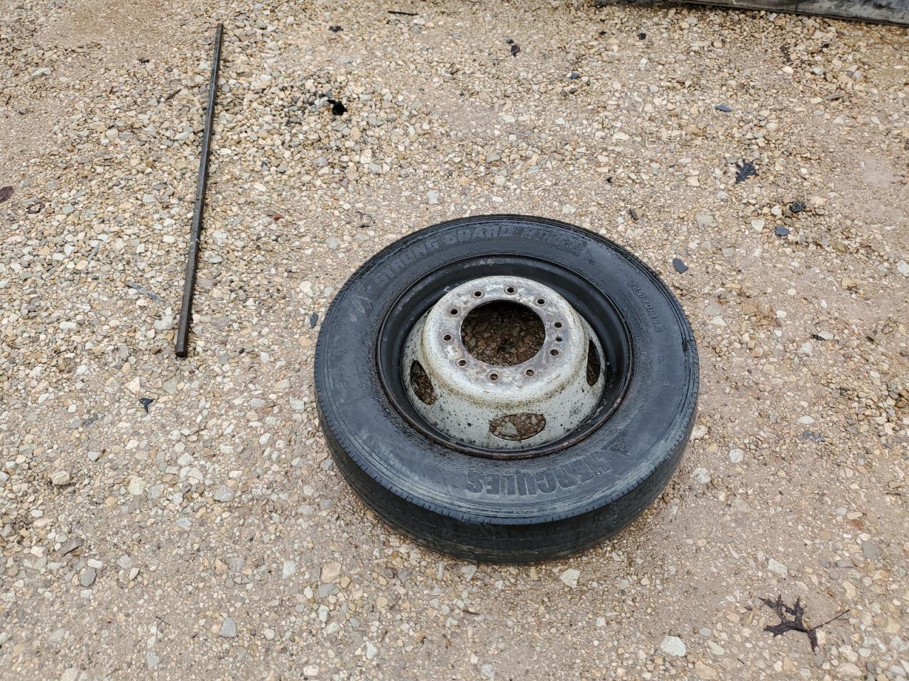 2013 Ford F550 - Image 12