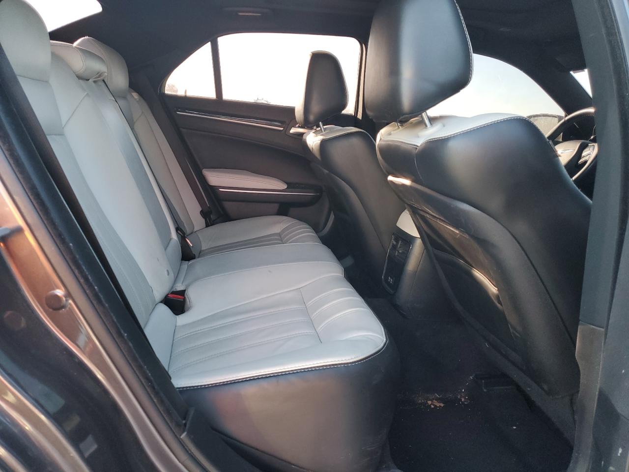 2018 Chrysler 300 - Image 10