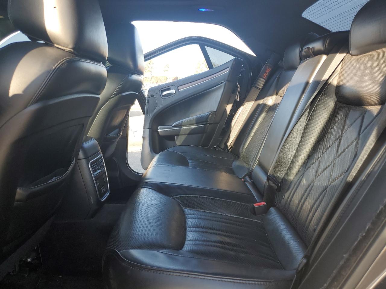 2017 Chrysler 300 - Image 10