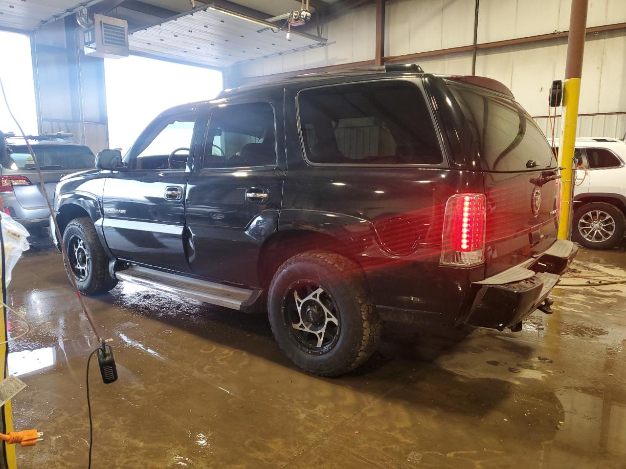 2005 Cadillac Escalade - Image 2
