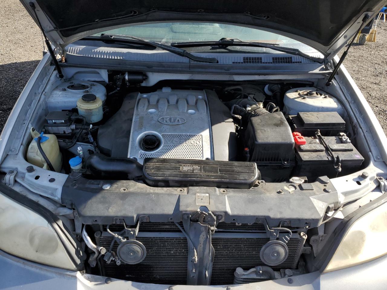 2004 Kia Sedona - Image 12