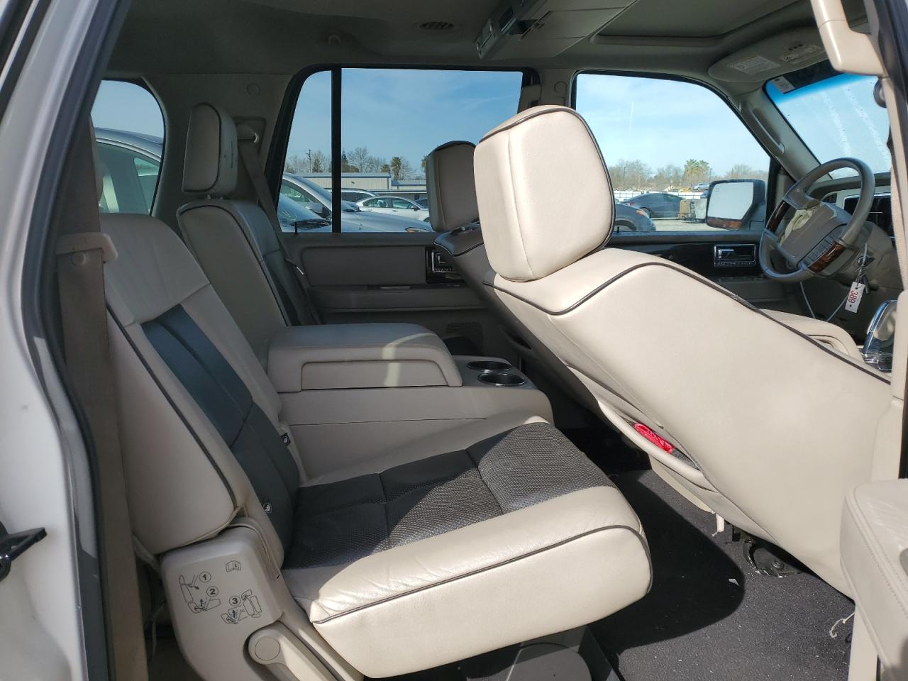 2008 Lincoln Navigator - Image 11