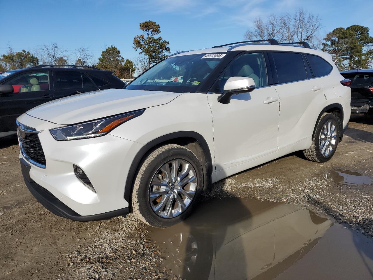 2022 Toyota Highlander - Image 1