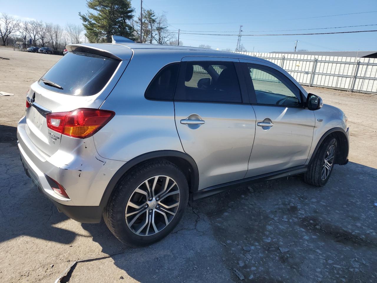 2019 Mitsubishi Outlander - Image 3
