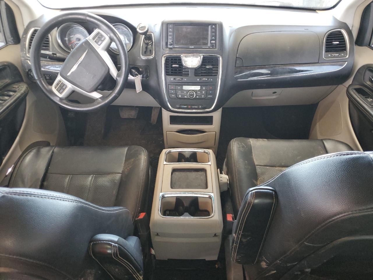 2015 Chrysler Town & Country - Image 8