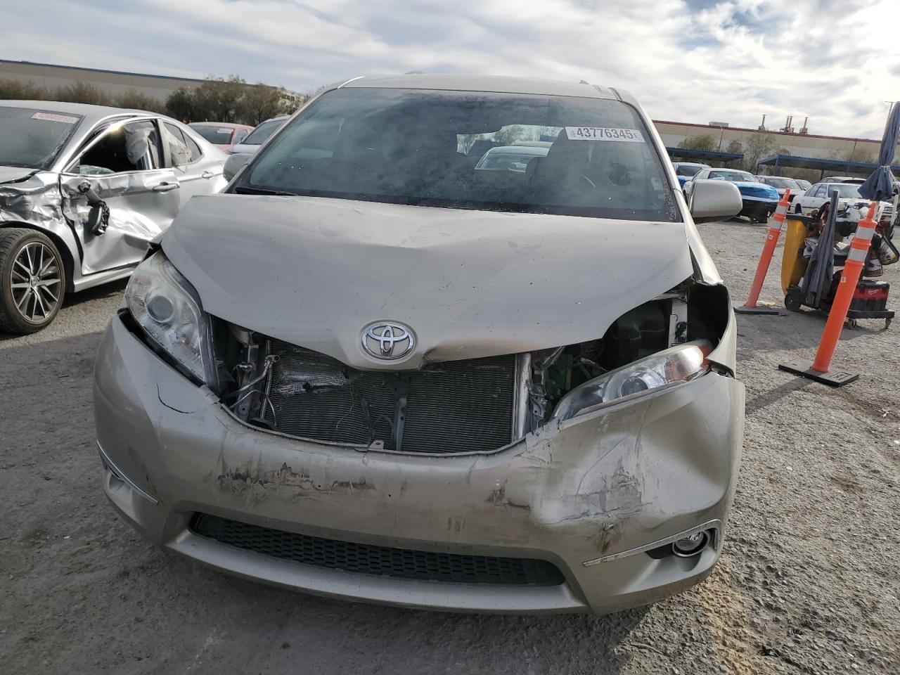 2015 Toyota Sienna - Image 5