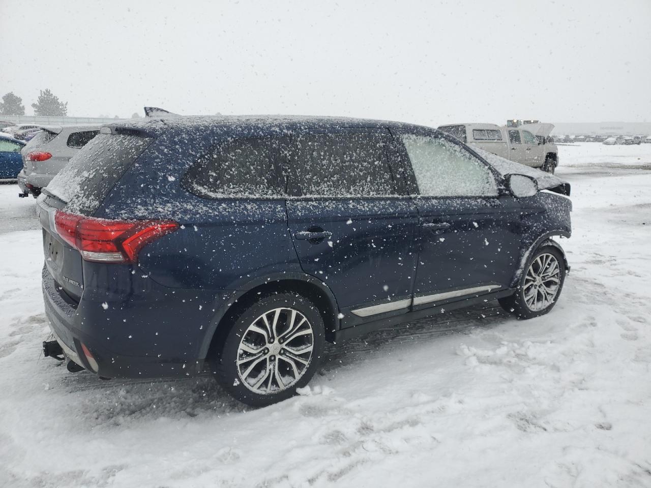 2017 Mitsubishi Outlander - Image 3