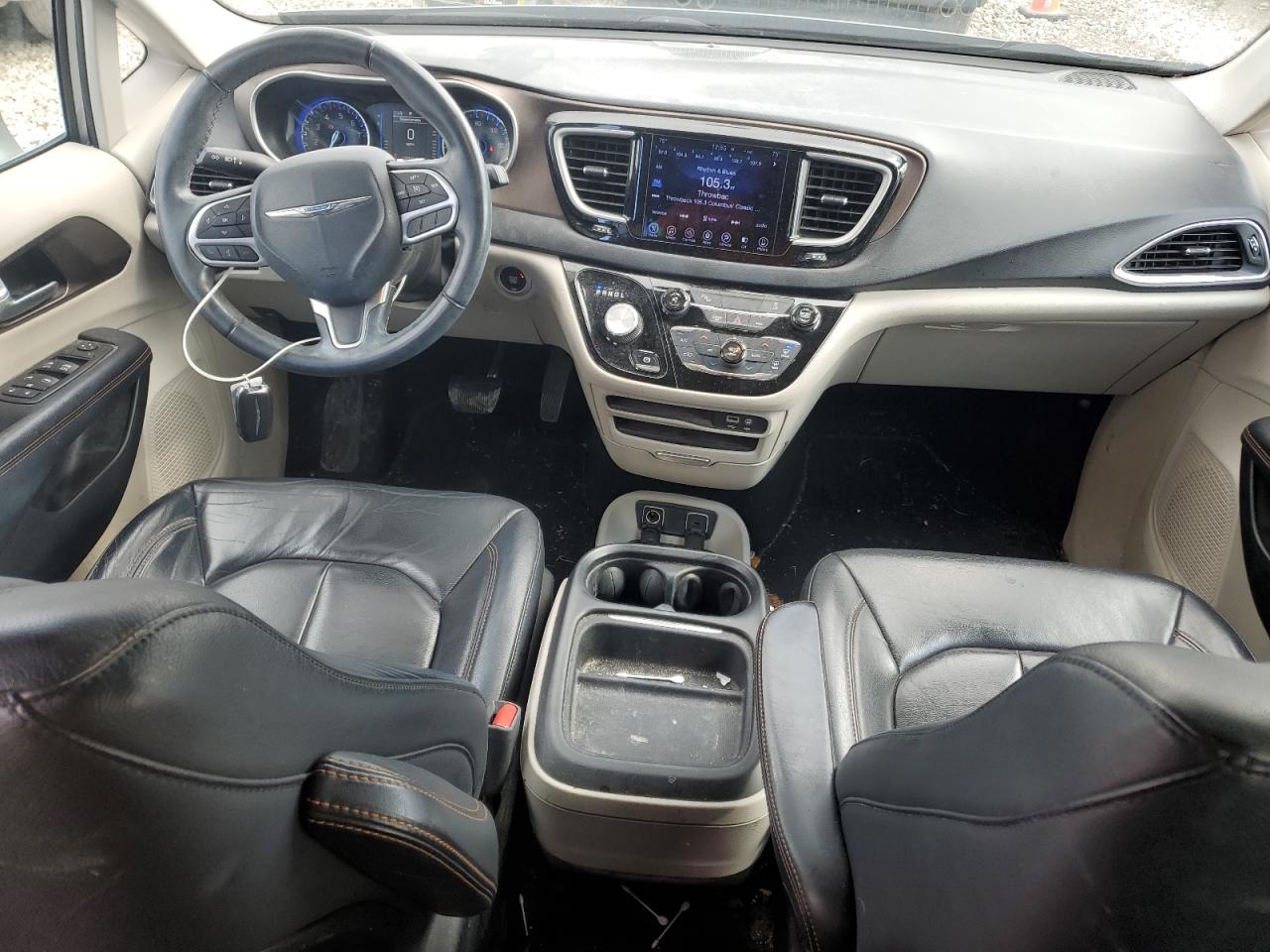 2017 Chrysler Pacifica - Image 8