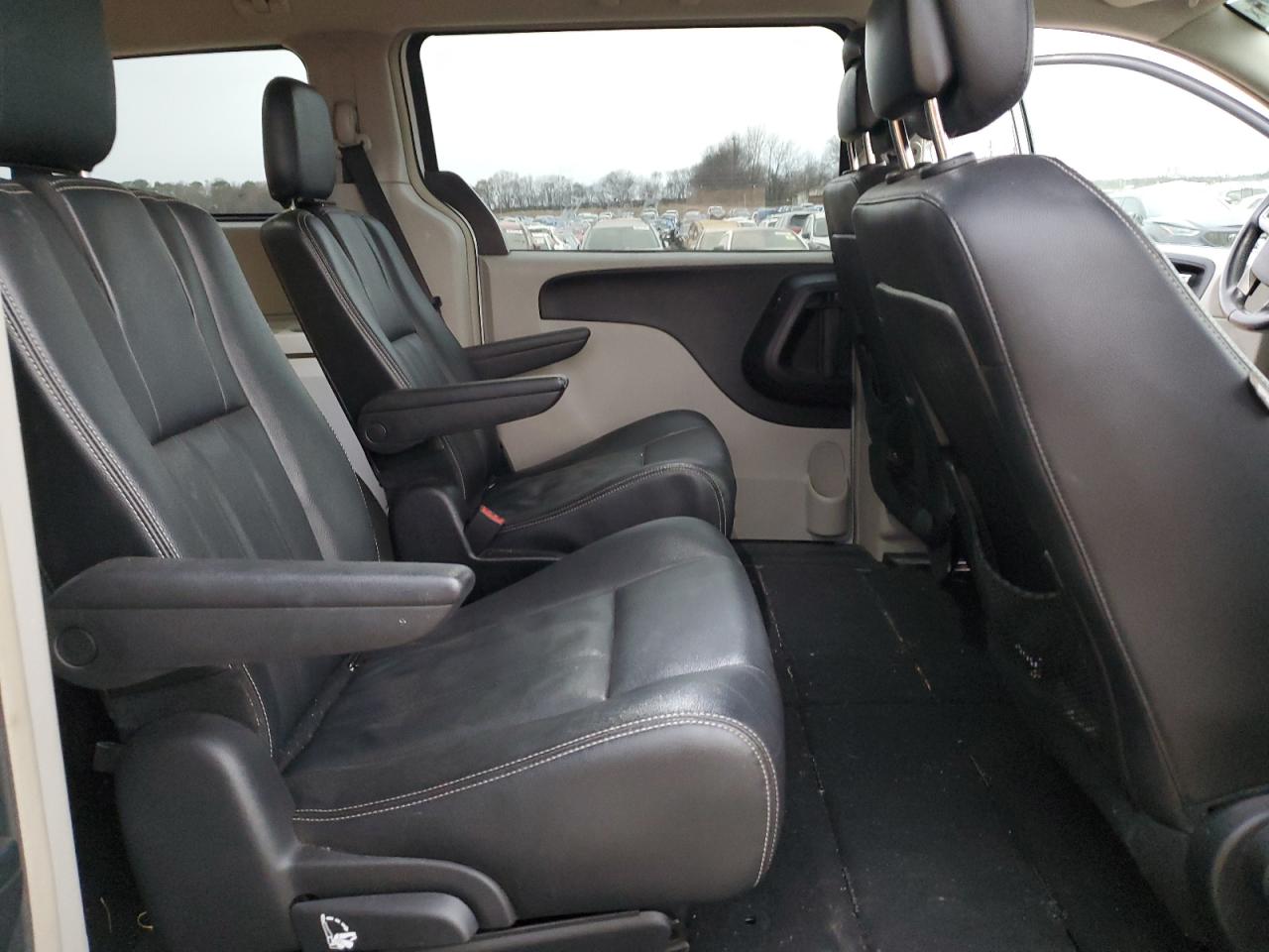 2016 Chrysler Town & Country - Image 11