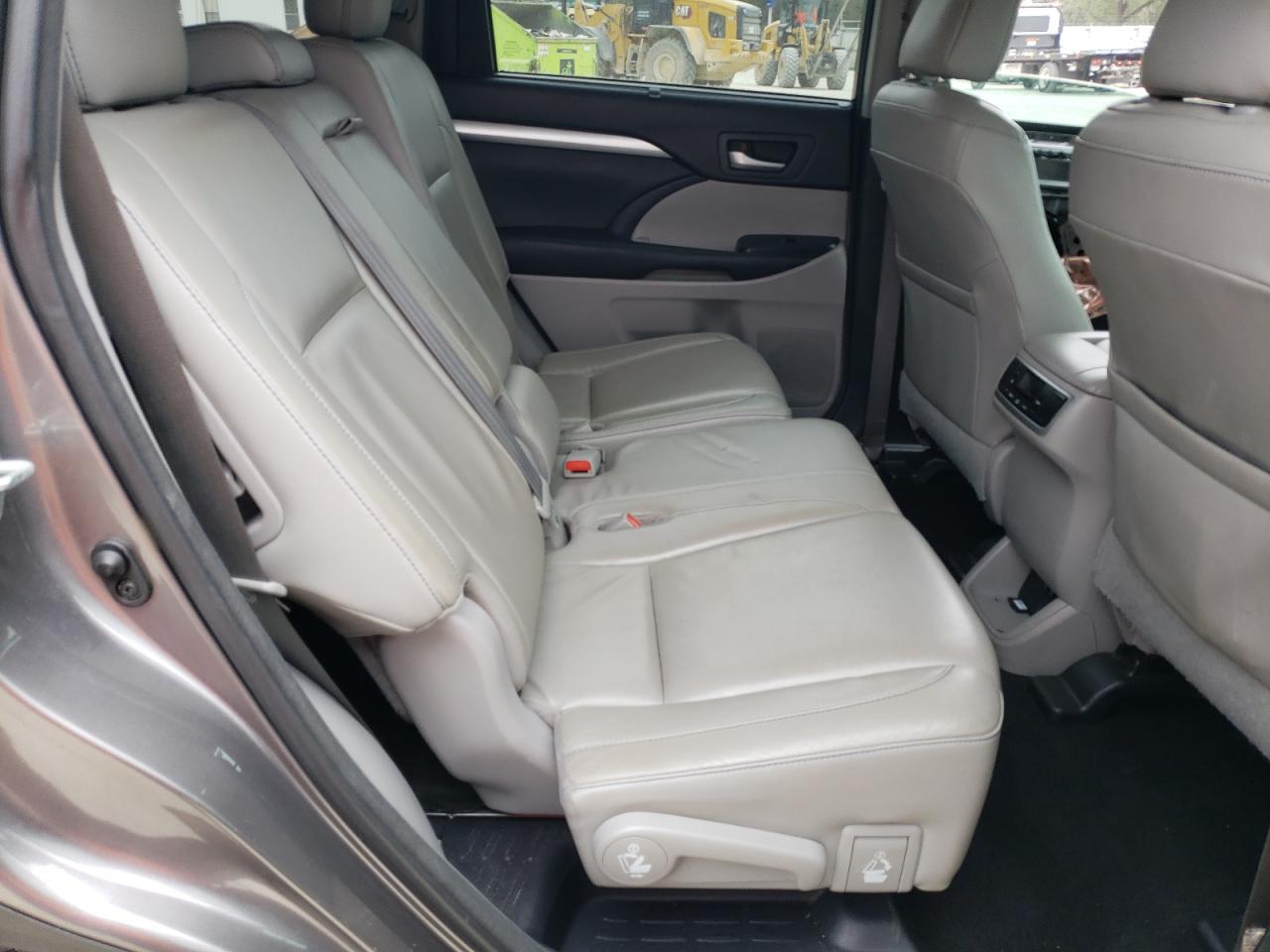 2017 Toyota Highlander - Image 11