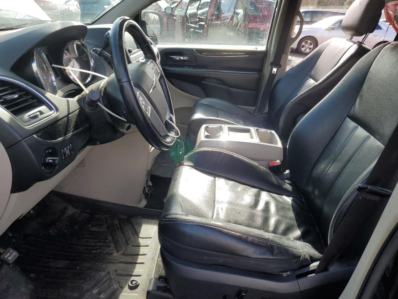 2014 Chrysler Town & Country - Image 7