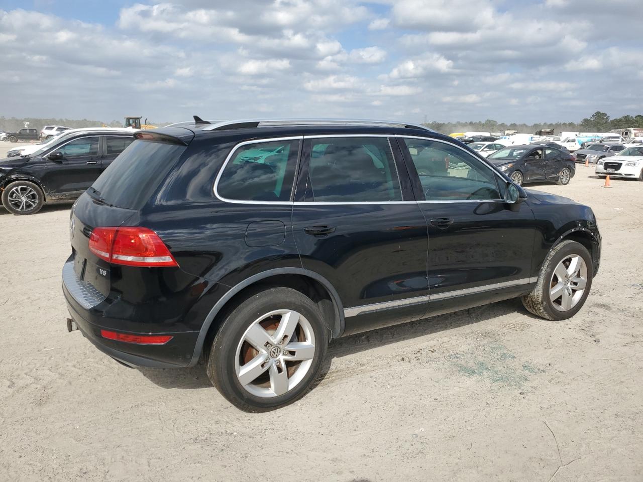 2014 Volkswagen Touareg - Image 3
