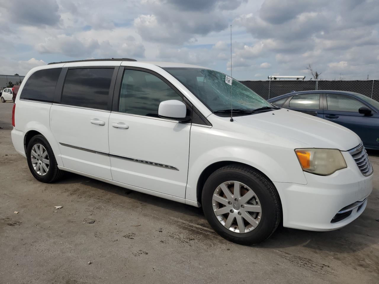 2014 Chrysler Town & Country - Image 4