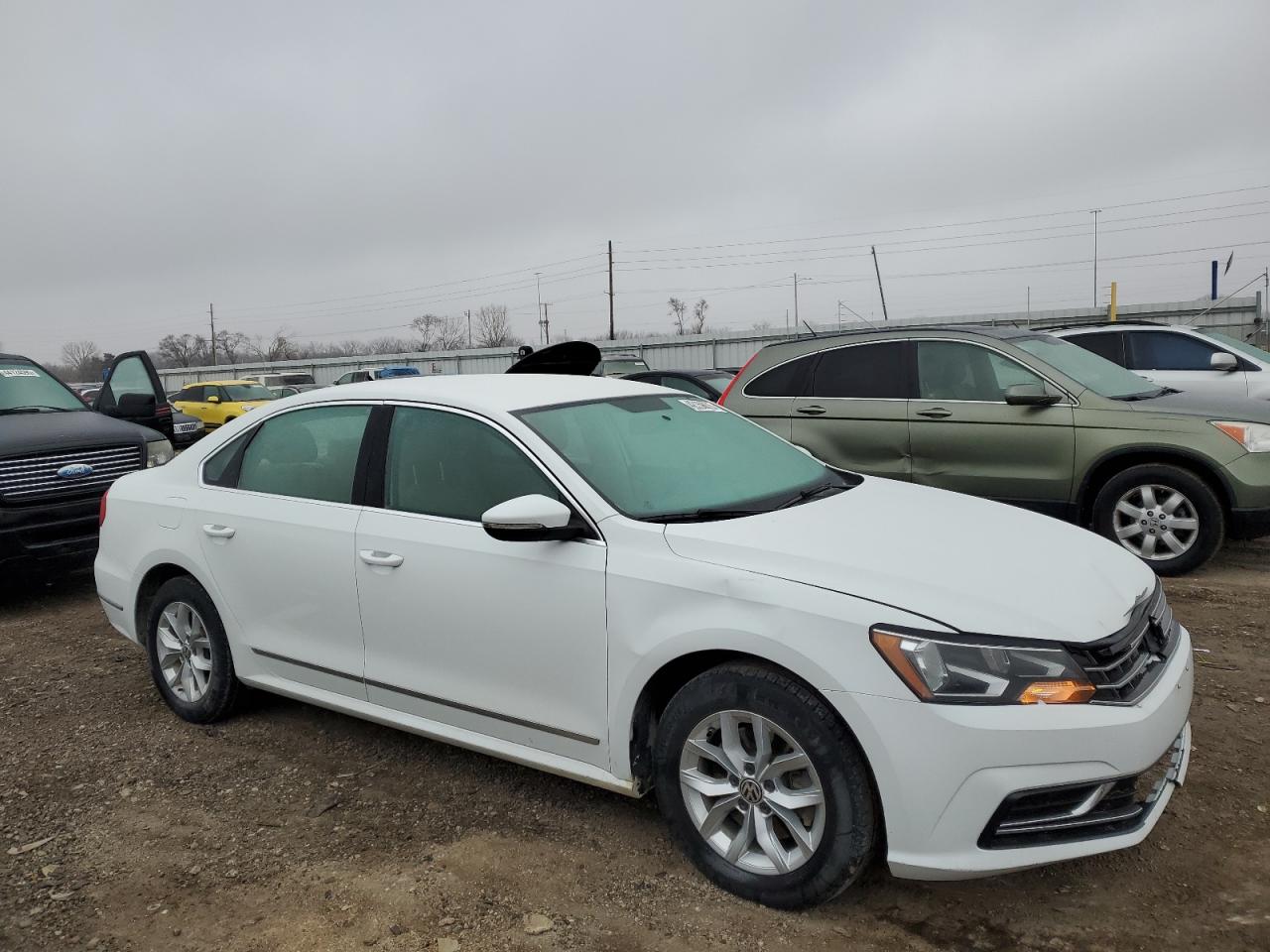 2017 Volkswagen Passat - Image 4