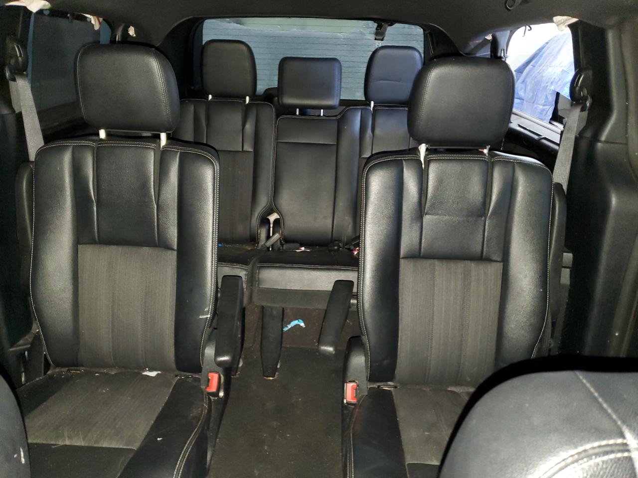2015 Chrysler Town & Country - Image 10