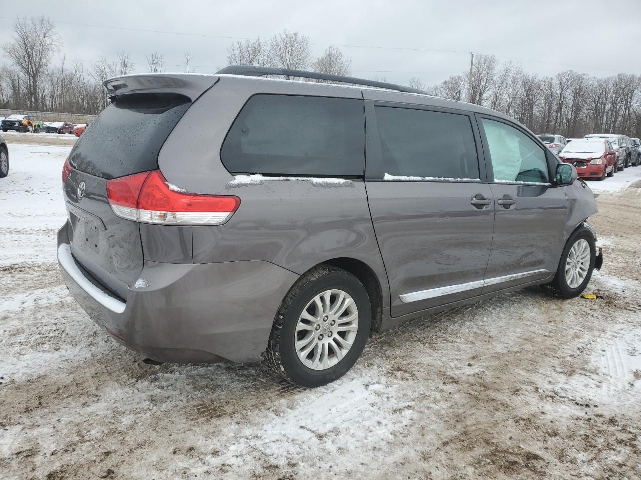 2013 Toyota Sienna - Image 3
