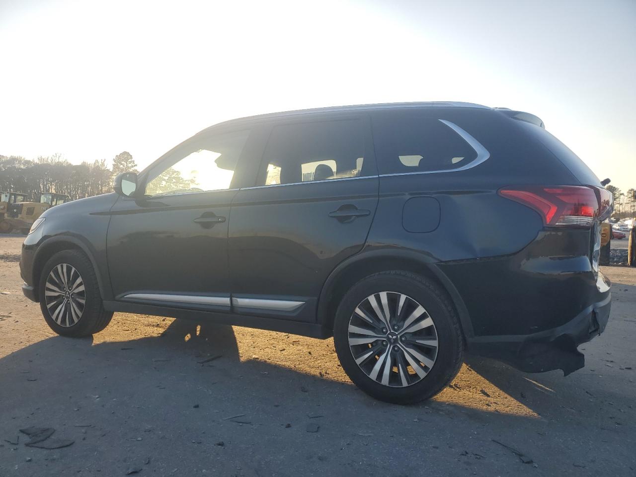 2020 Mitsubishi Outlander - Image 2