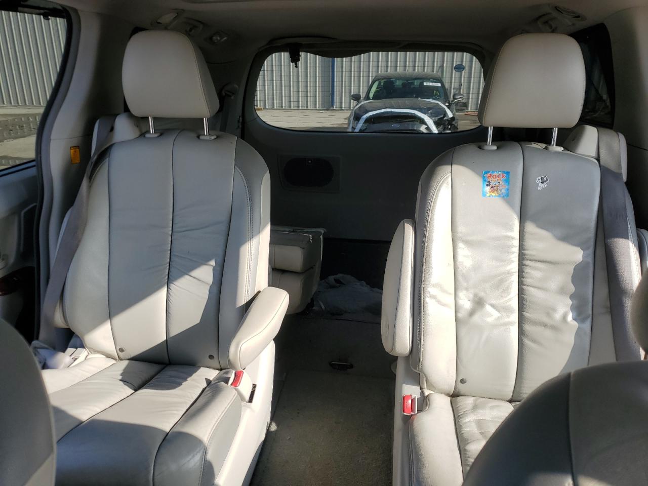 2011 Toyota Sienna - Image 10