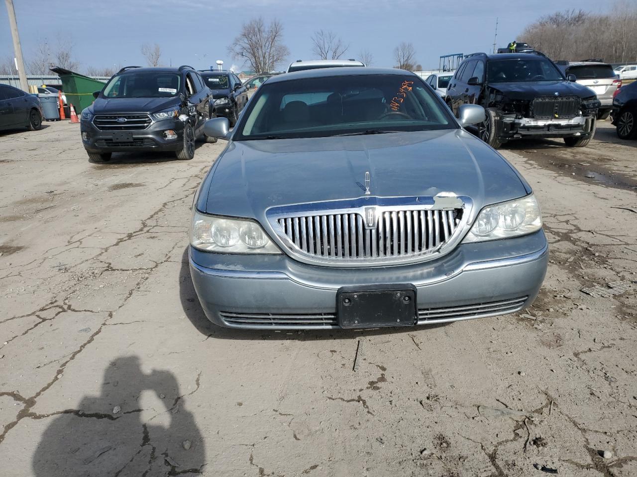 2006 Lincoln Town Car - Image 5