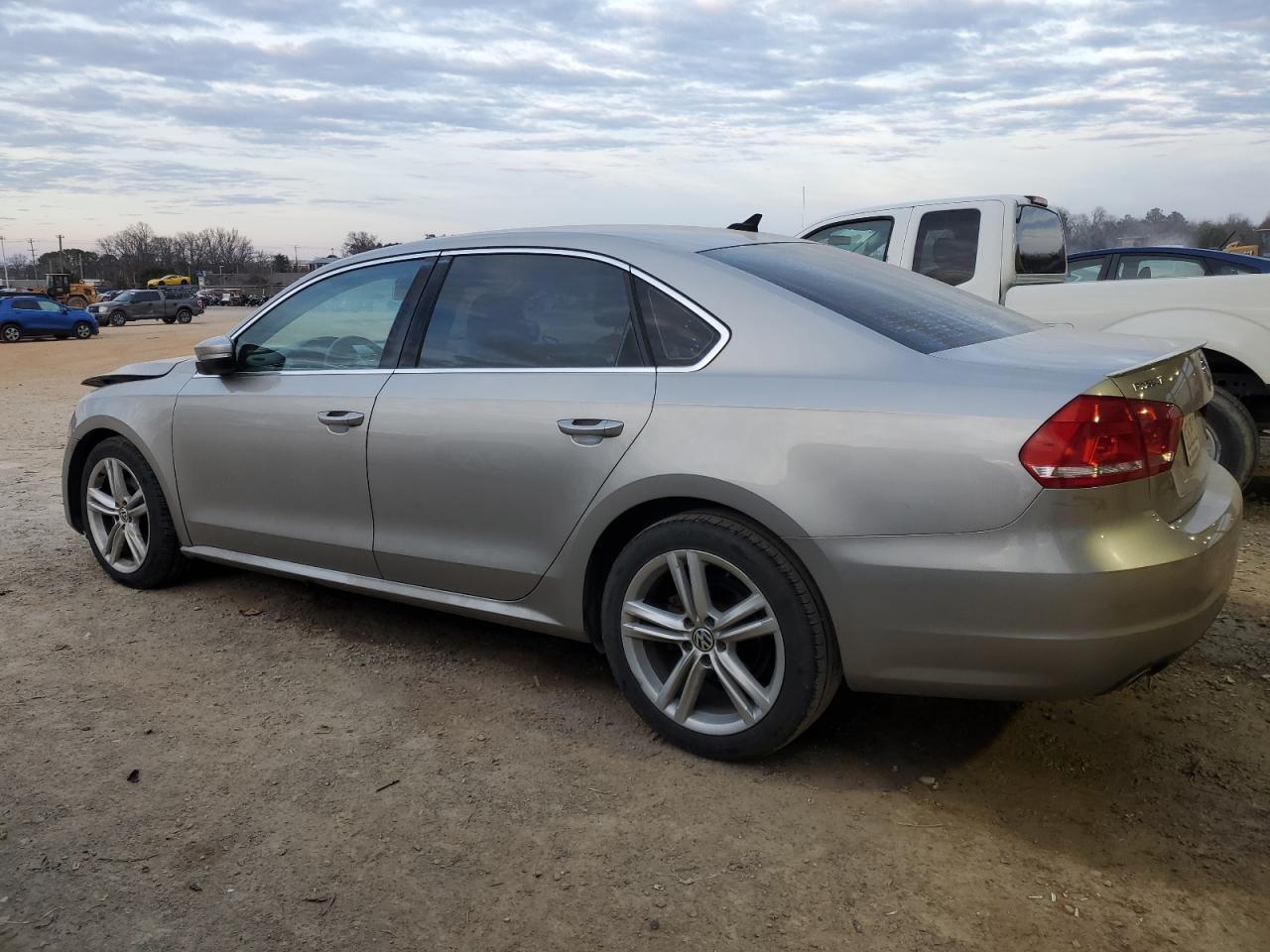 2014 Volkswagen Passat - Image 2