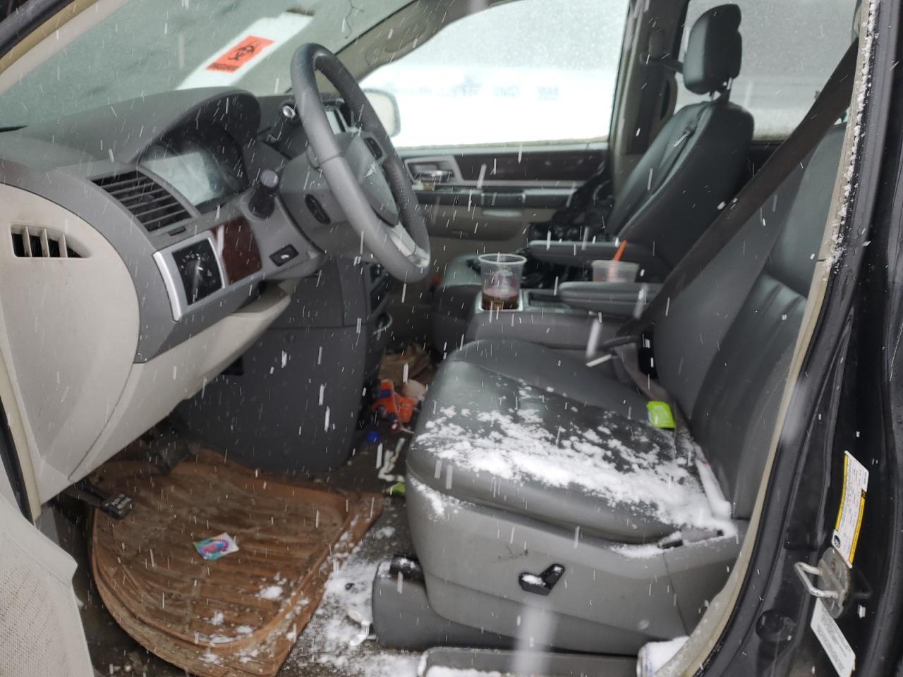 2010 Chrysler Town & Country - Image 7