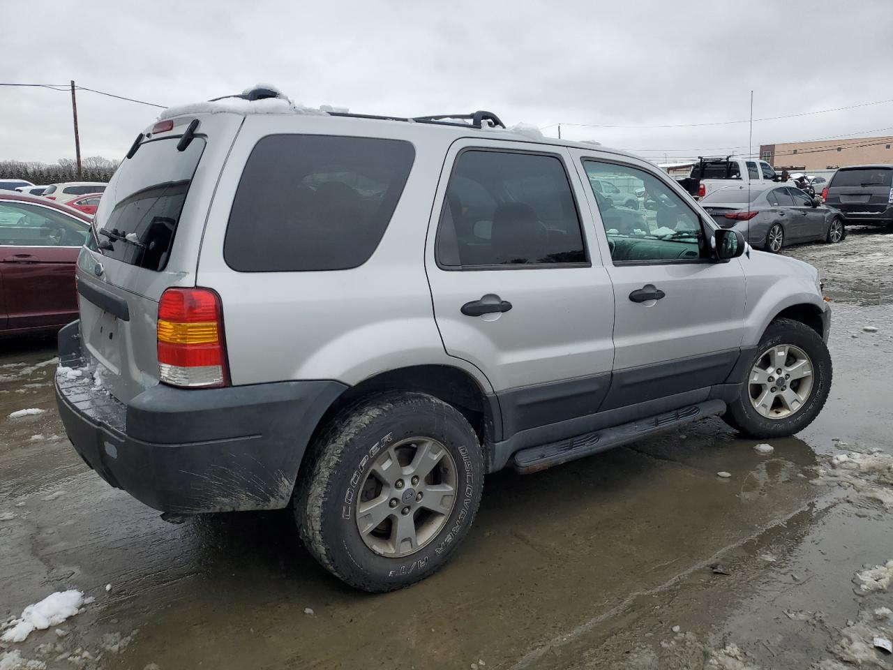2005 Ford Escape - Image 3