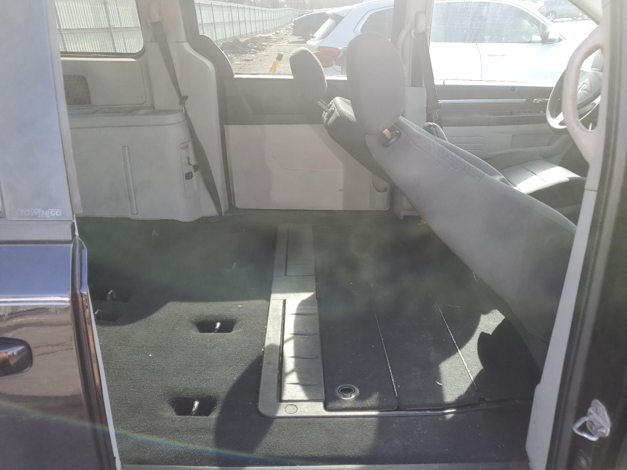 2010 Dodge Caravan - Image 11