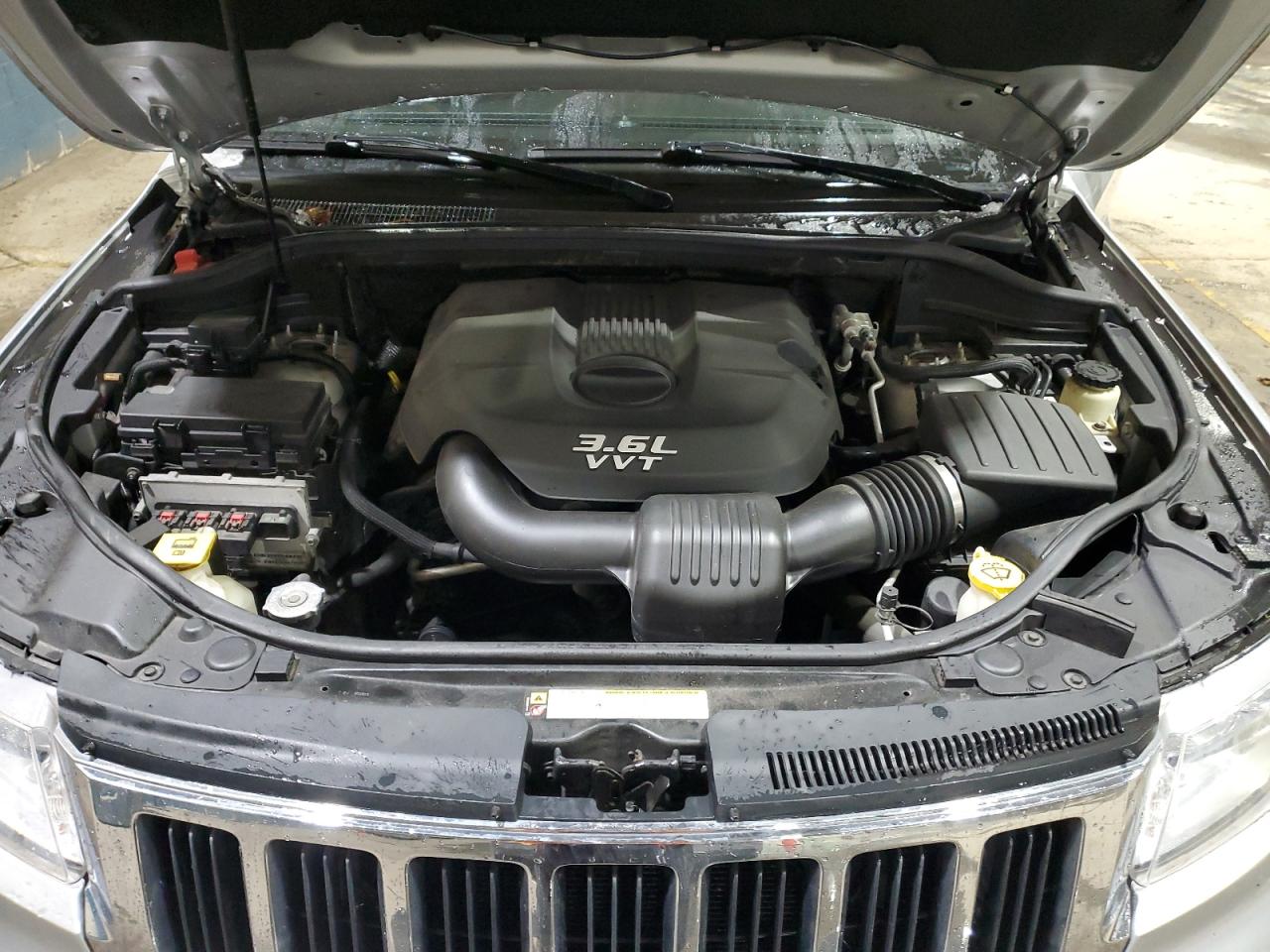 2012 Jeep Grand Cherokee - Image 12