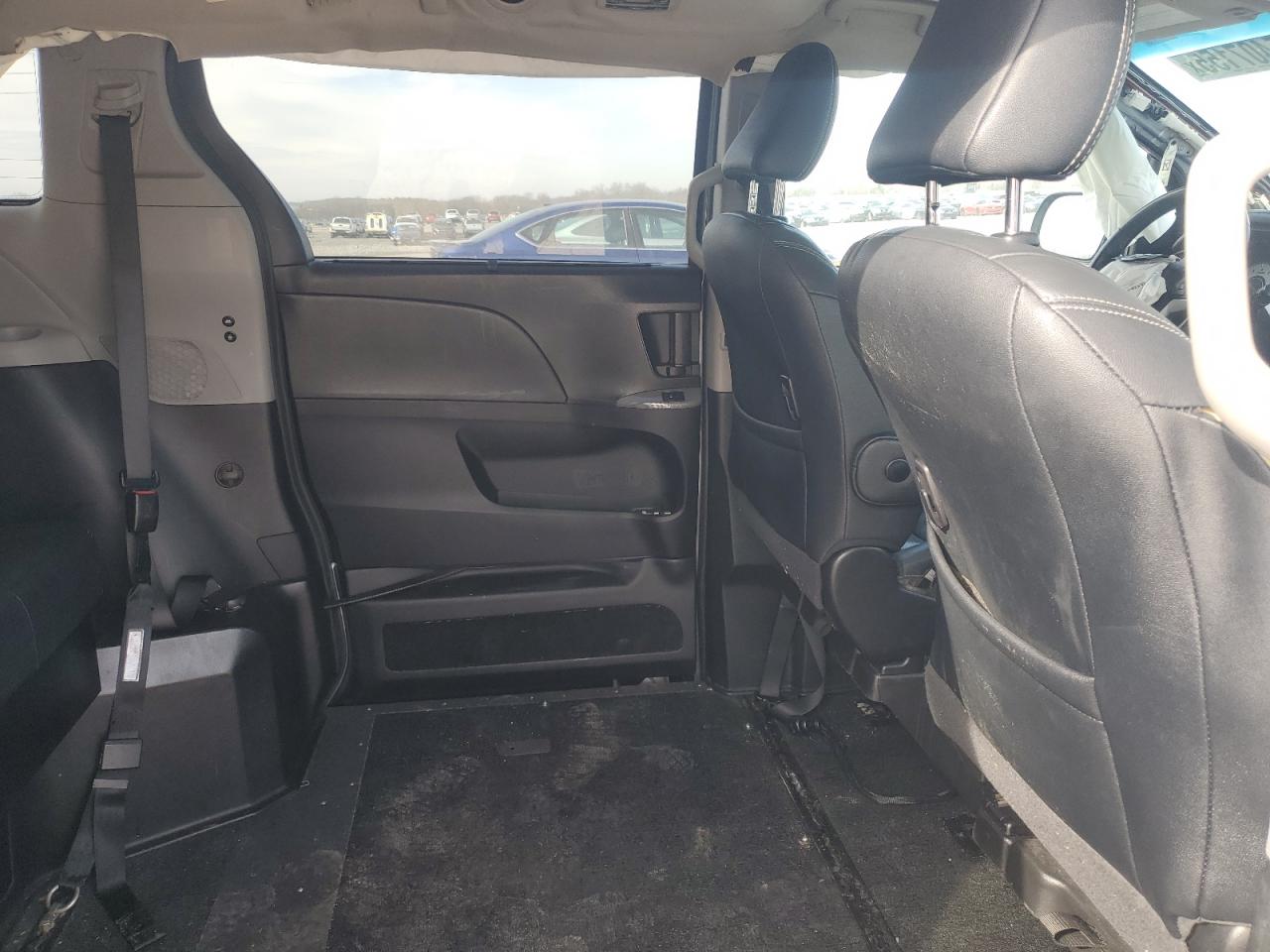 2017 Toyota Sienna - Image 11