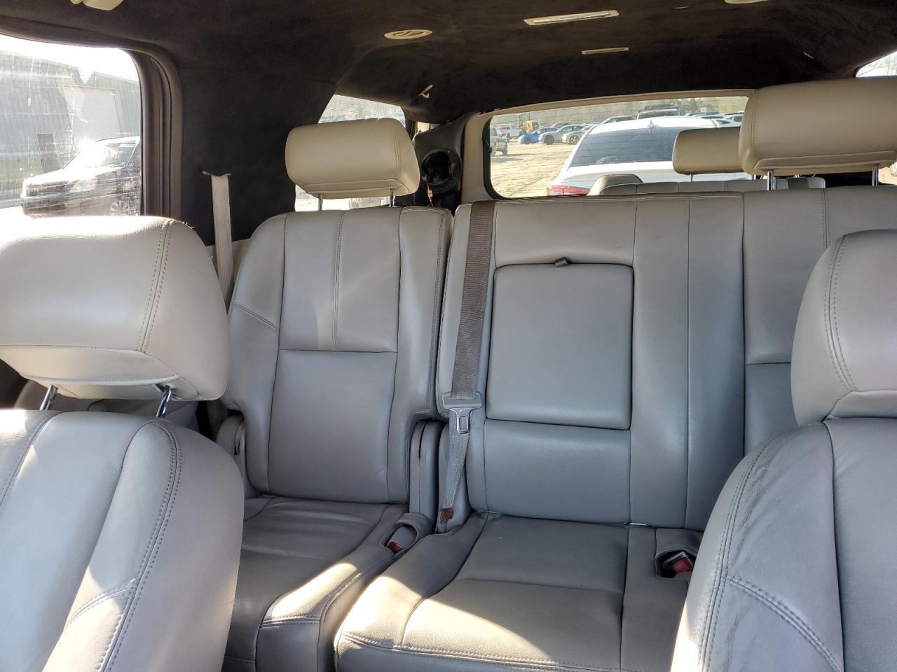 2010 Chevrolet Suburban - Image 10