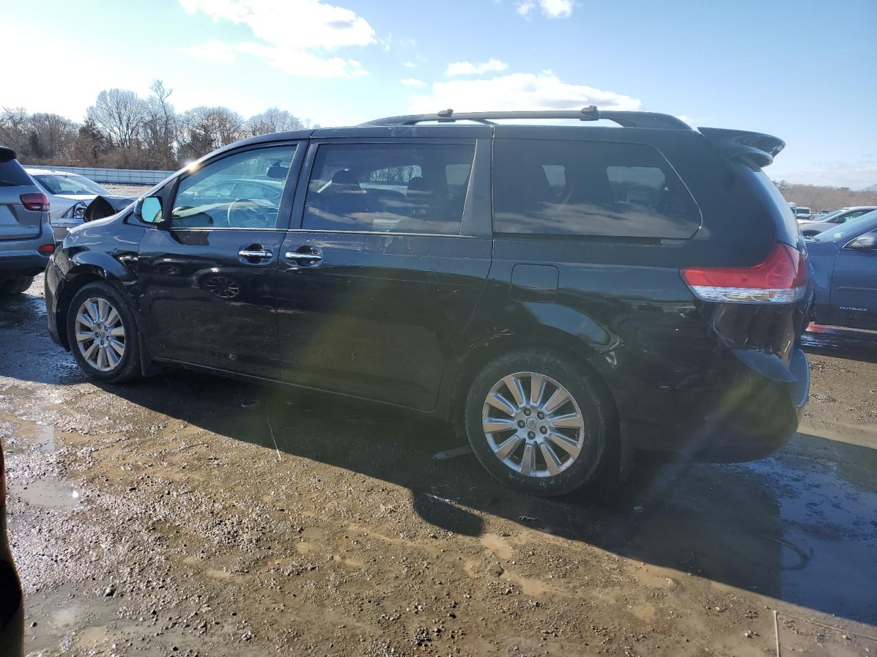 2013 Toyota Sienna - Image 2