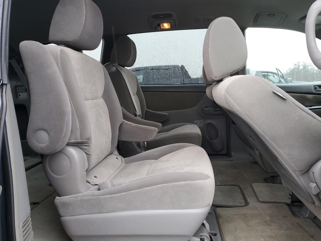 2010 Toyota Sienna - Image 11