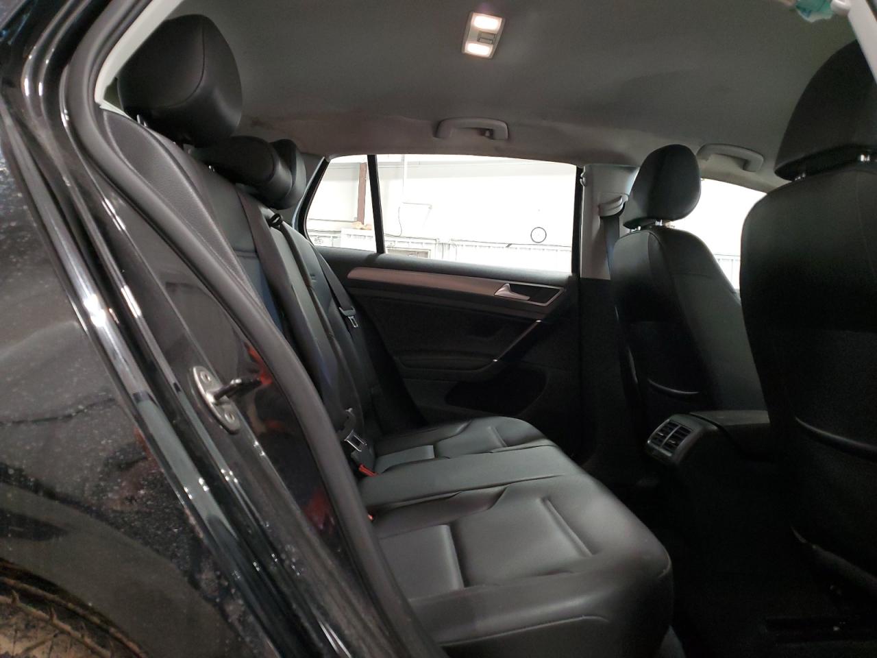 2015 Volkswagen Golf - Image 10