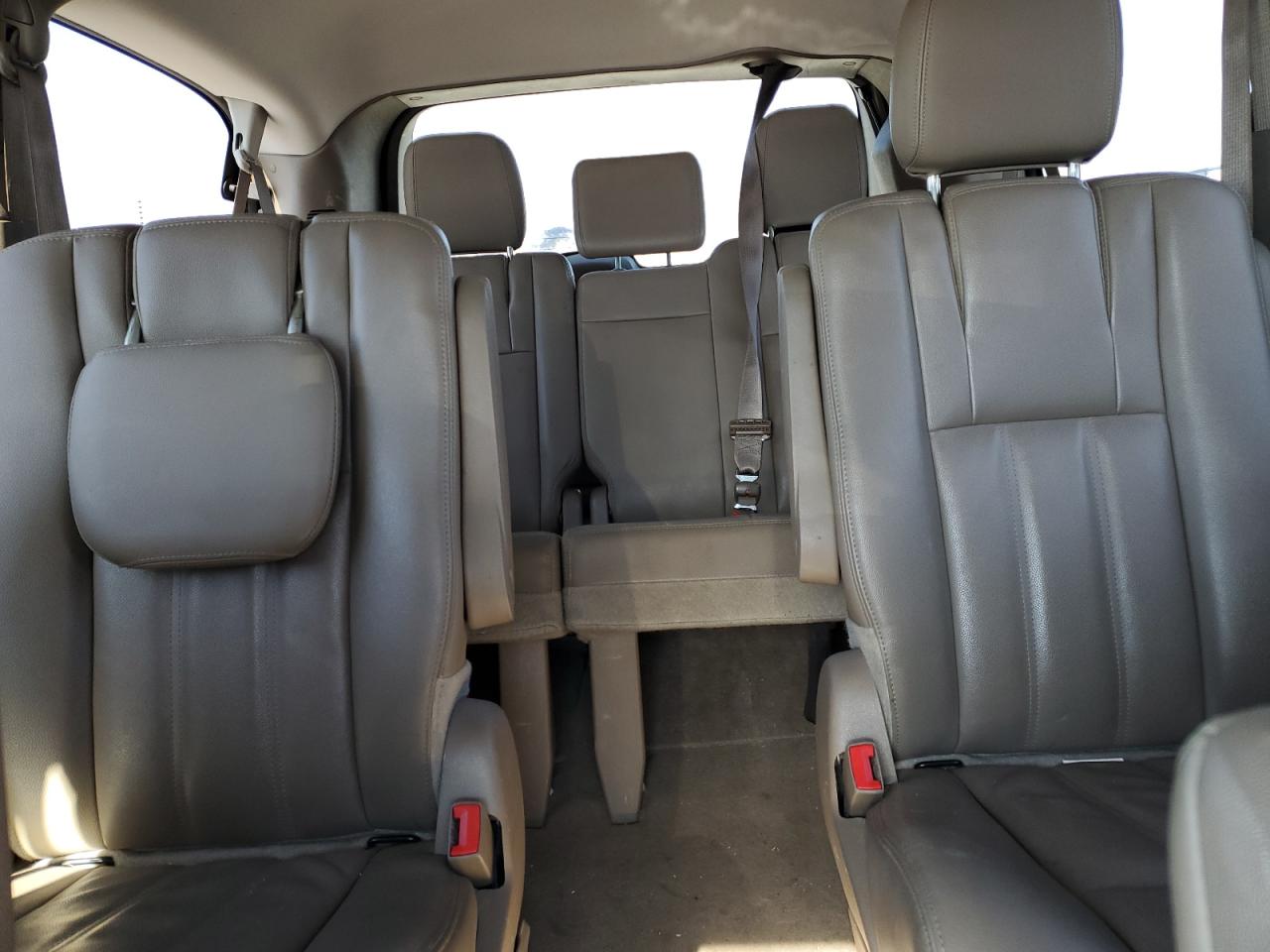 2014 Chrysler Town & Country - Image 10