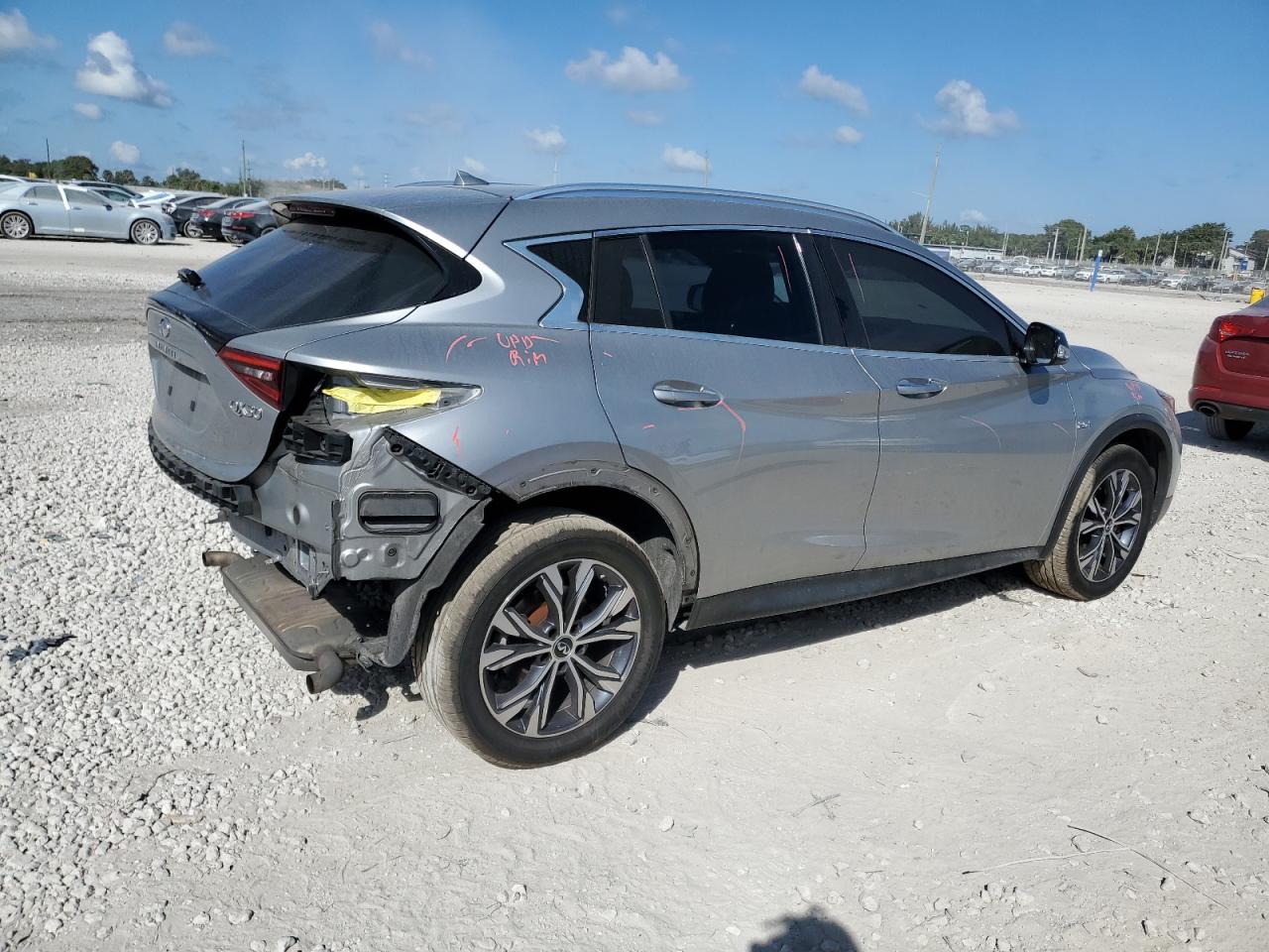 2017 Infiniti QX30 - Image 3