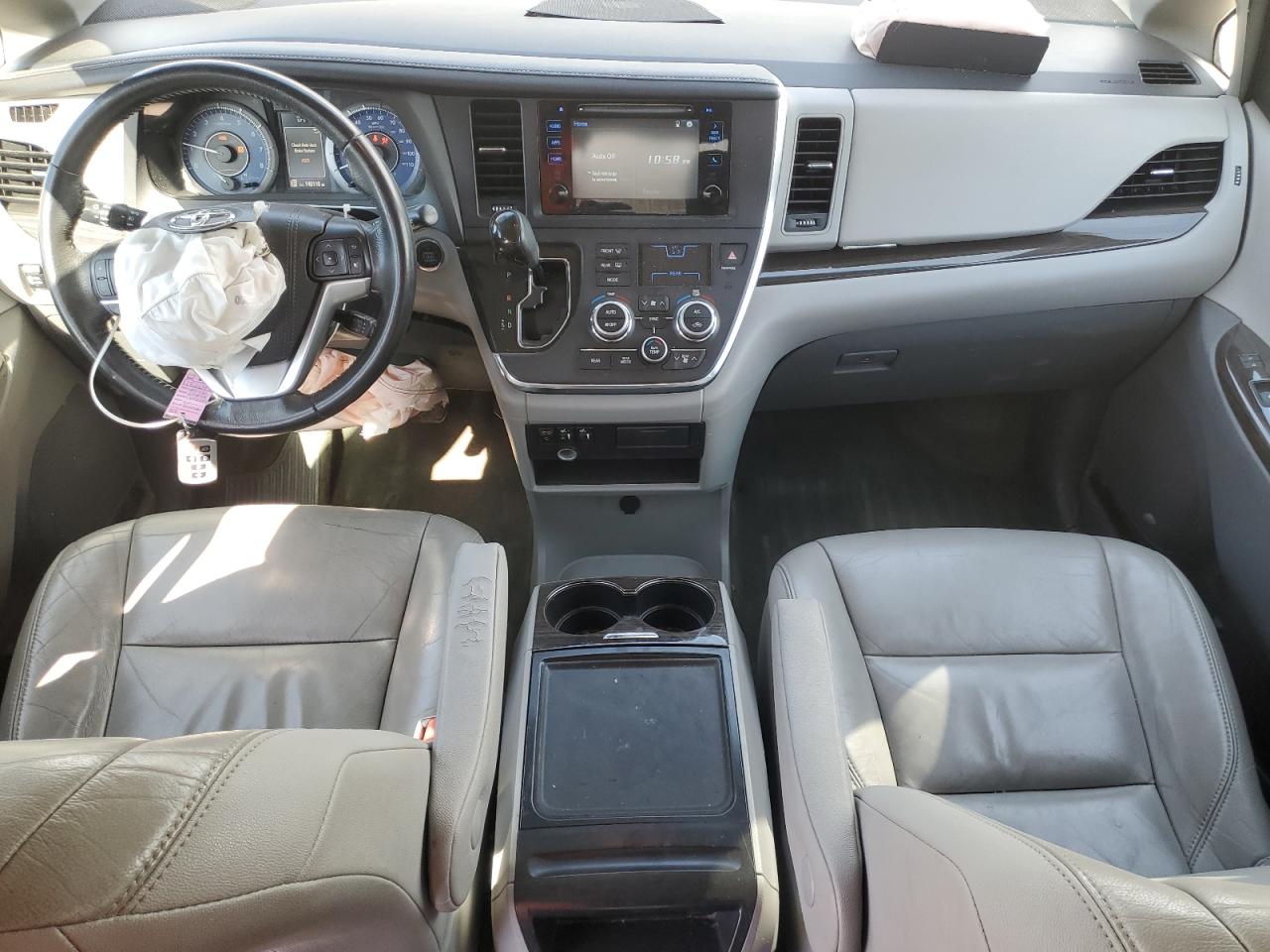 2016 Toyota Sienna - Image 8