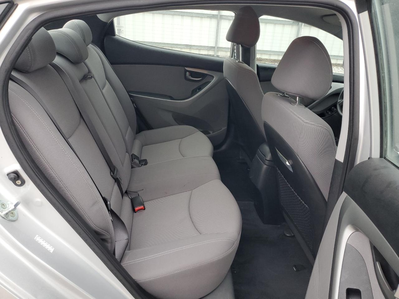 2016 Hyundai Elantra - Image 10