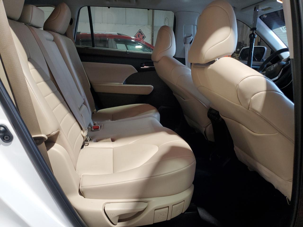 2022 Toyota Highlander - Image 12