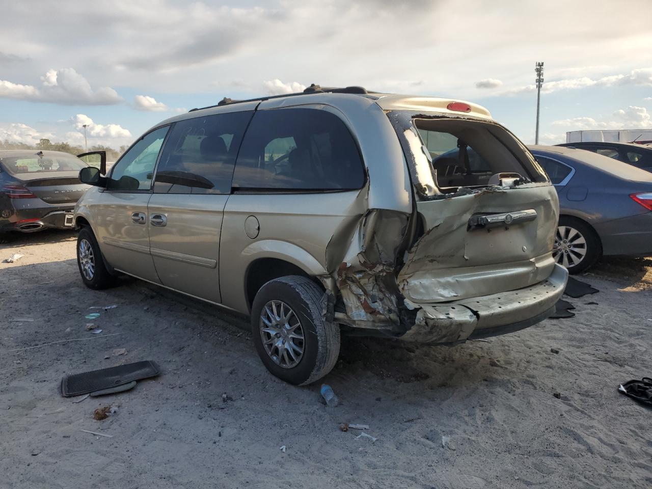 2005 Chrysler Town & Country - Image 2