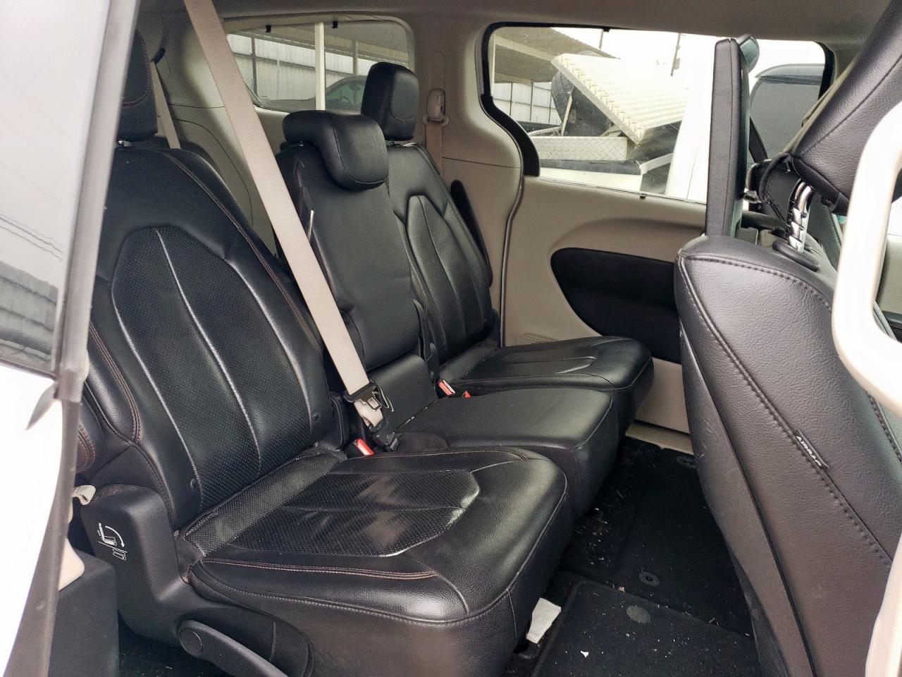 2017 Chrysler Pacifica - Image 11