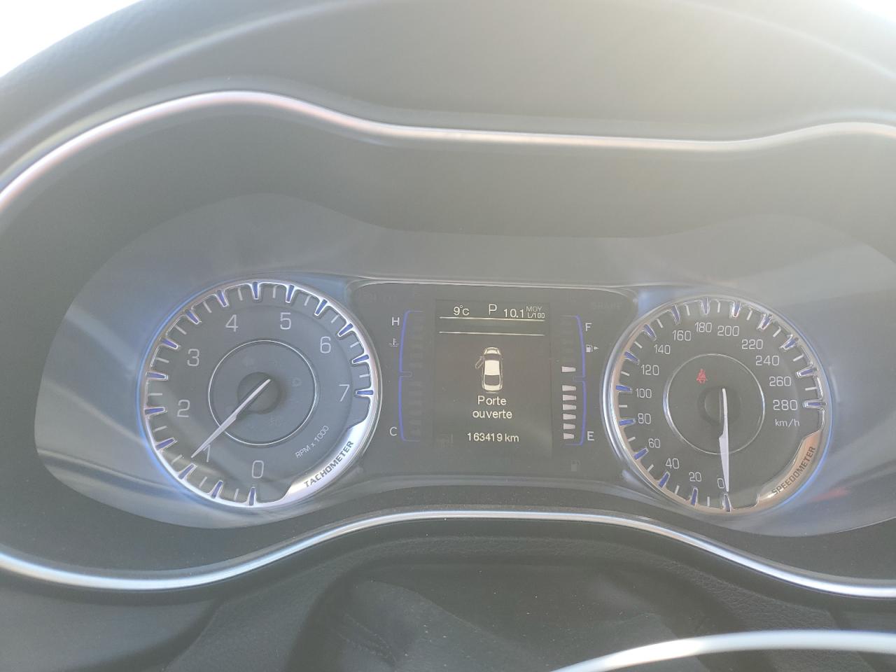 2015 Chrysler 200 - Image 9