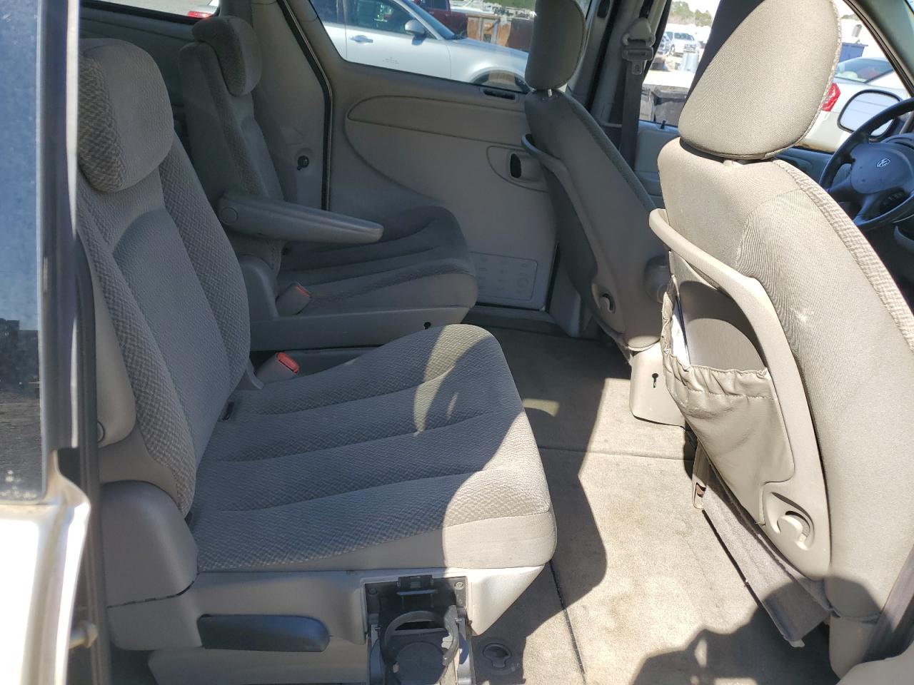2005 Dodge Caravan - Image 11