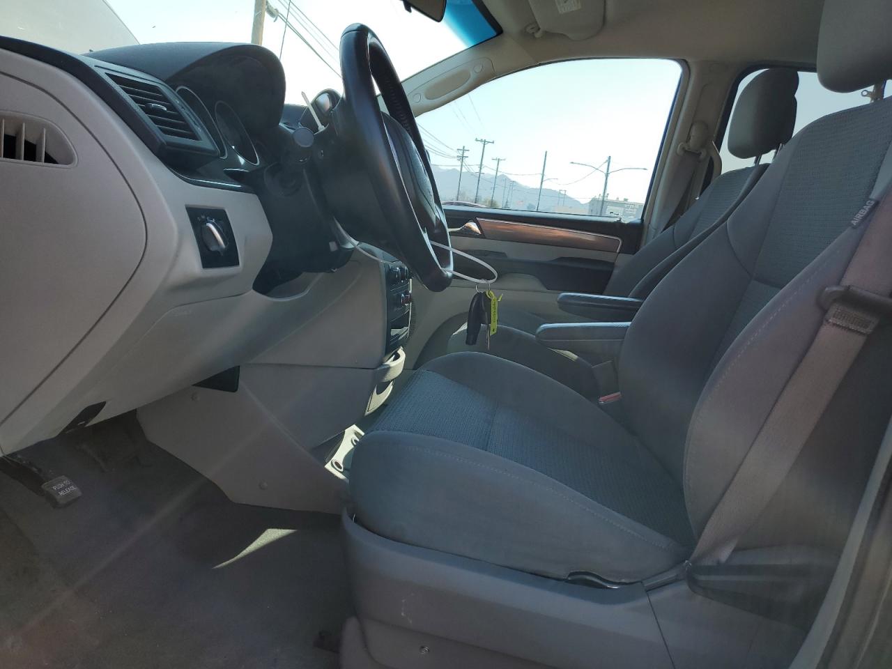 2012 Volkswagen Routan - Image 7