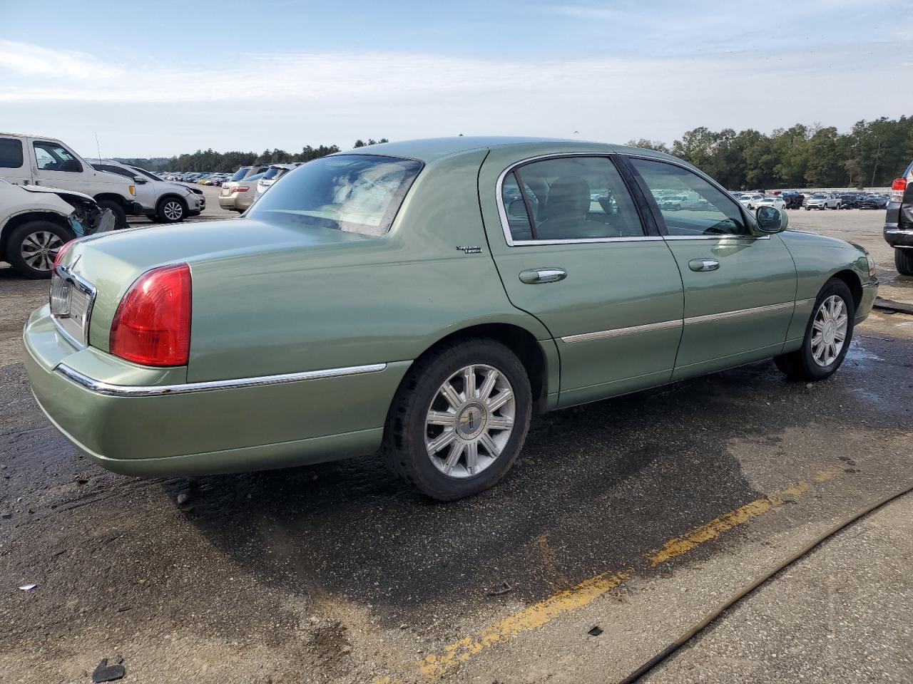 2007 Lincoln Town Car - Image 3