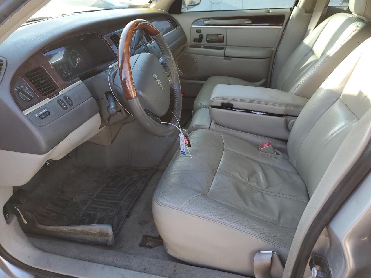 2010 Lincoln Town Car - Image 7