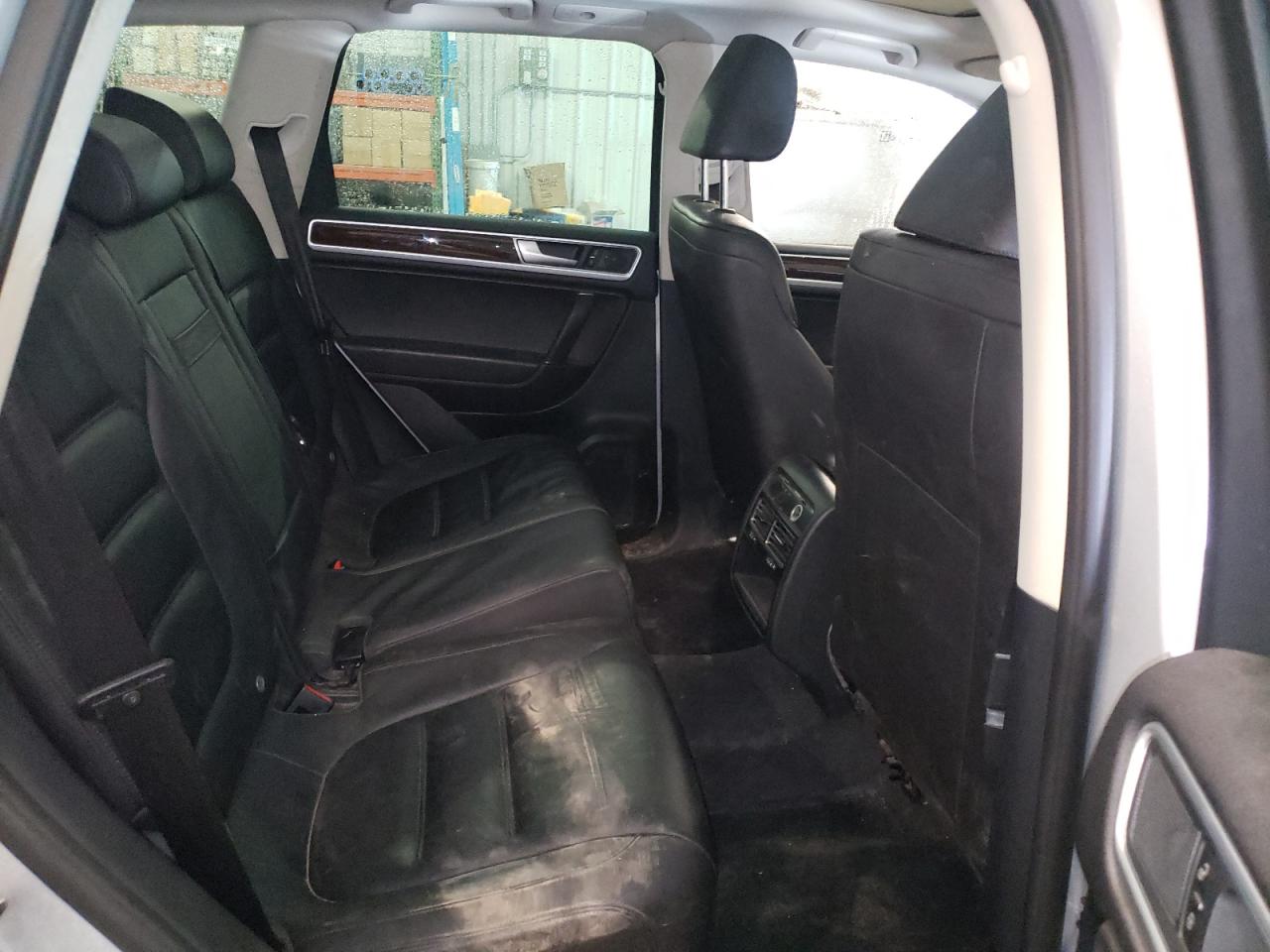 2016 Volkswagen Touareg - Image 11