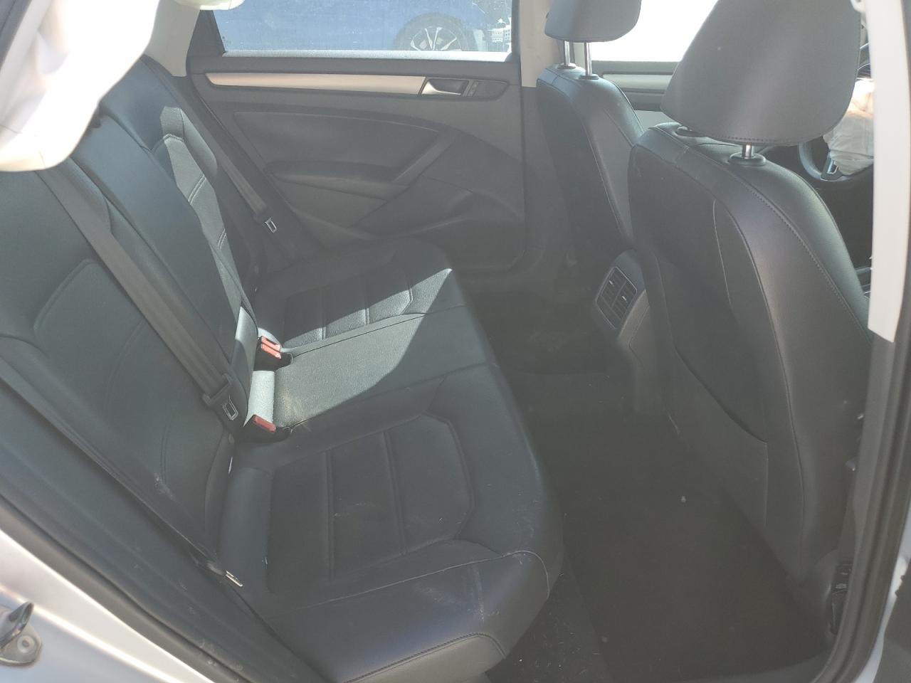 2014 Volkswagen Passat - Image 11