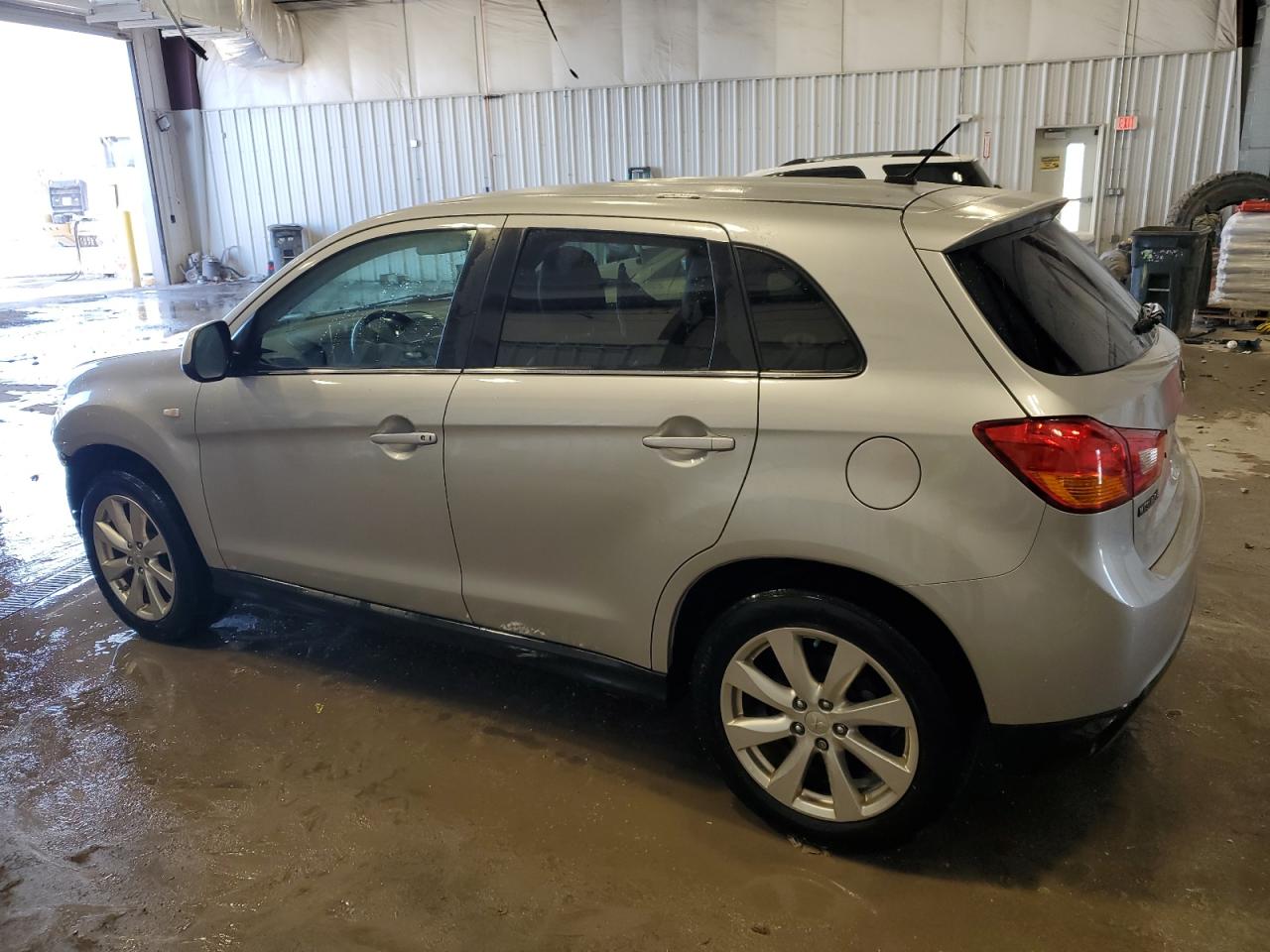 2015 Mitsubishi Outlander - Image 2