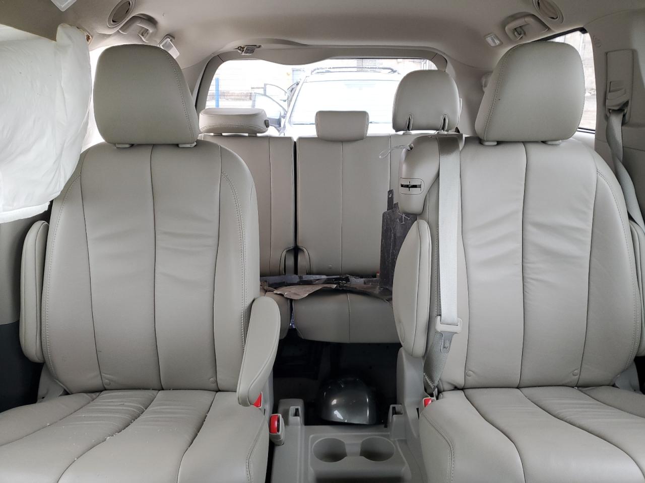 2014 Toyota Sienna - Image 10